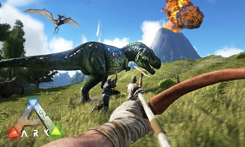 Um tiranossauro rex verde sendo caçado por três humanos. A visão da imagem é pelo ponto de vista de um dos humanos, é possível ver a mão de um homem branco envolta em ataduras segurando um arco com uma flecha armada apontada para o tiranossauro rex em uma área verde com um vulcão em erupção ao fundo, um pterodactylo alçando voo e um céu azul com nuvens brancas.